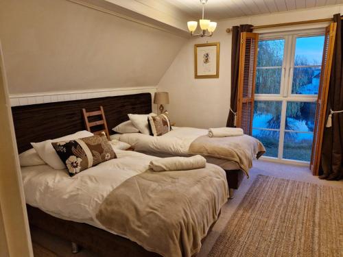 Ένα ή περισσότερα κρεβάτια σε δωμάτιο στο Lake's End Lodge