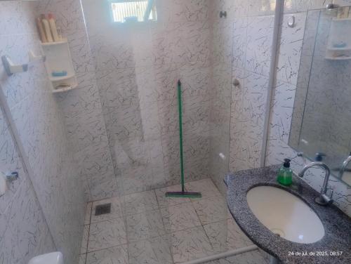 Un baño con ducha con lavabo y espejo. en hostel xamã, en Flecheiras