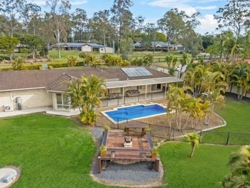 Park RidgeLuxury Retreat with Resort Pool, Home Cinema的带游泳池的房子的鸟瞰图