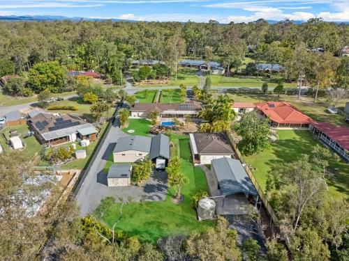 Park RidgeLuxury Retreat with Resort Pool, Home Cinema的从空中俯瞰一栋带院子的房子。