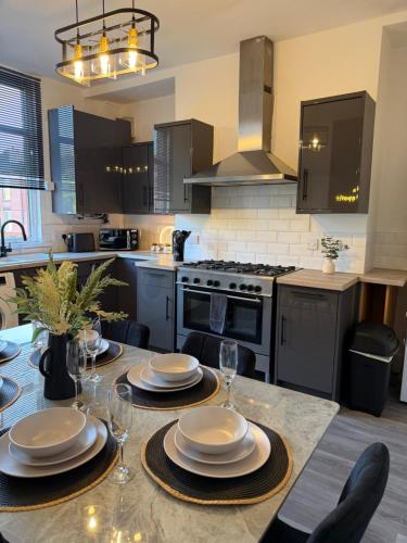 Köök või kööginurk majutusasutuses Lux 4 Bed House with Jacuzzi Bath Sleeps 9 Free Parking Near Leeds Centre