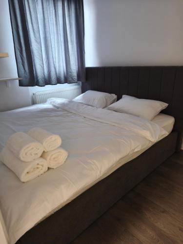 a bed with white sheets and towels on it at Casa Serena in Odorheiu Secuiesc