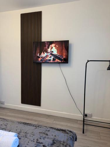 Televiisor ja/või meelelahutuskeskus majutusasutuses Lux 4 Bed House with Jacuzzi Bath Sleeps 9 Free Parking Near Leeds Centre