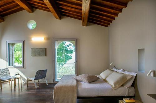 Ένα ή περισσότερα κρεβάτια σε δωμάτιο στο Luxury Villa Overlooking Assisi Valley