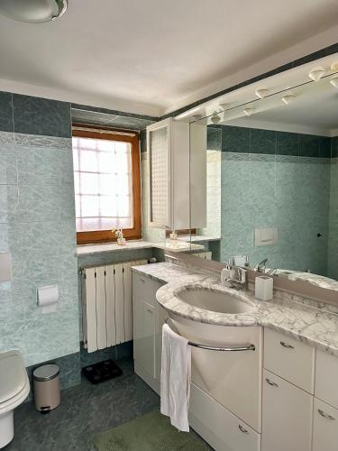a bathroom with a sink and a toilet at Apartment Meringa in Pettenasco