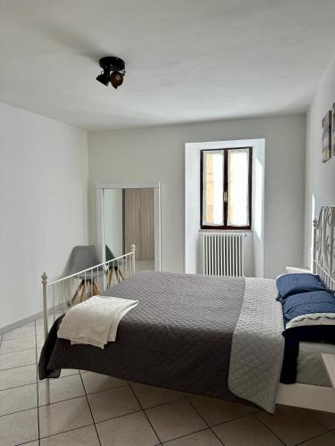 a bedroom with a large bed and a window at Apartment Meringa in Pettenasco