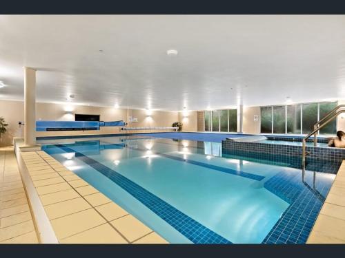 ein großes Schwimmbad in einem großen Gebäude in der Unterkunft Star on Main in Lower Plenty