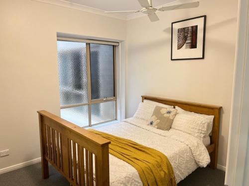 ein Schlafzimmer mit einem Bett und einem Fenster in der Unterkunft Star on Main in Lower Plenty