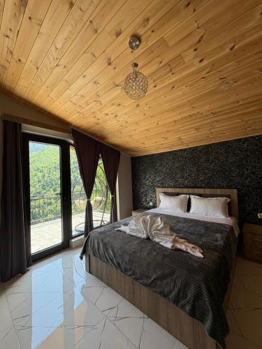 SadgeriPanorama Sadgeri的一间卧室，床上躺着一只狗