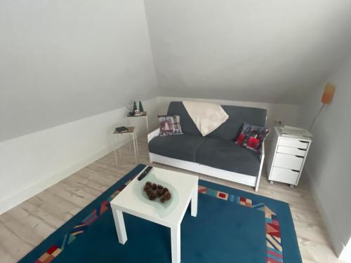 ein Wohnzimmer mit Sofa und Tisch in der Unterkunft Ferienwohnung Trupermoor in Lilienthal