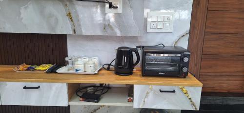 Η κουζίνα ή μικρή κουζίνα στο Aavasan home stay