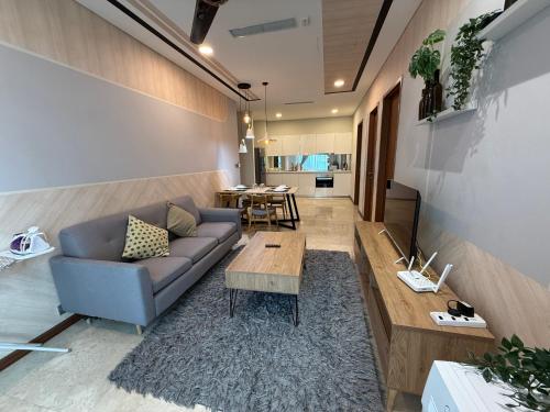 Sky Suites Luxury apartment by KL في كوالالمبور: غرفة معيشة بها أريكة وطاولة