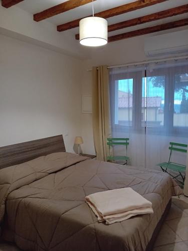 ein Schlafzimmer mit einem großen Bett und einem großen Fenster in der Unterkunft Casa Chiasso in Gabbro