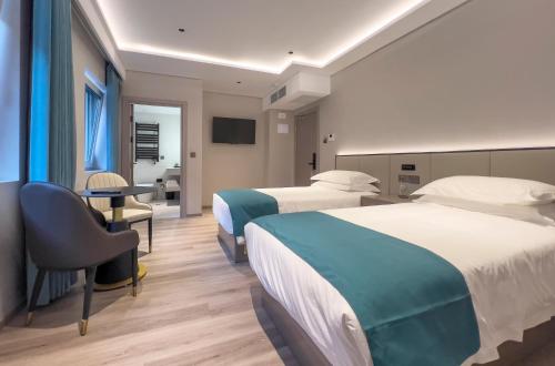 una habitación de hotel con dos camas y un escritorio en Hotel Calagurris, en Calahorra