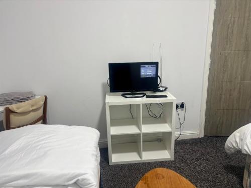 Μια τηλεόραση ή/και κέντρο ψυχαγωγίας στο The Trio-Room