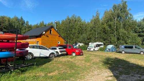 a group of cars parked in front of a house at Kemping przy Suntago in Lublinów