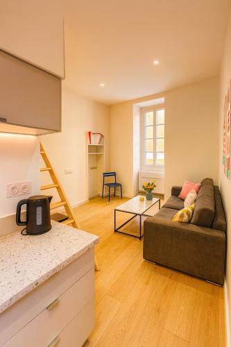 a living room with a couch and a table at Studio Masséna - Mer et Vieux Nice pour 4 personnes in Nice