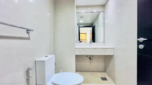 Ένα μπάνιο στο Luxury 1BR with Direct Access to Shams Boutik Mall