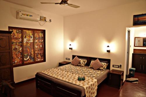 a bedroom with a bed and a ceiling at Marari Ebin Charlys in Mararikulam
