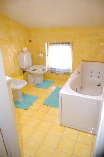 a bathroom with a tub and a toilet and a sink at Casa Pilar in Capannori