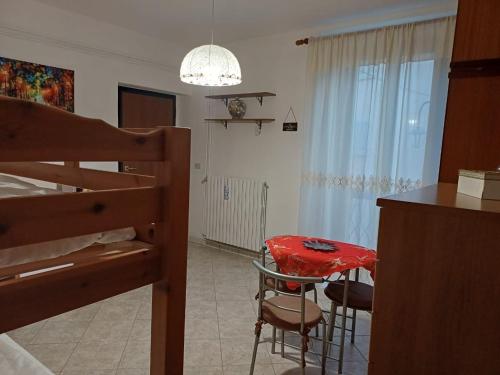 una camera da letto con scrivania e tavolo in una stanza di Da Katy a Mondovì