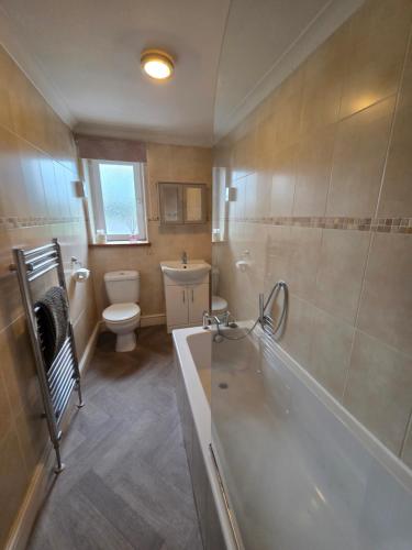 Ένα μπάνιο στο Feather Bed Cottage - Close to Coast, Lakes and Fells