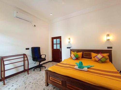 Un pat sau paturi într-o cameră la Tharusha Homestay Mirissa