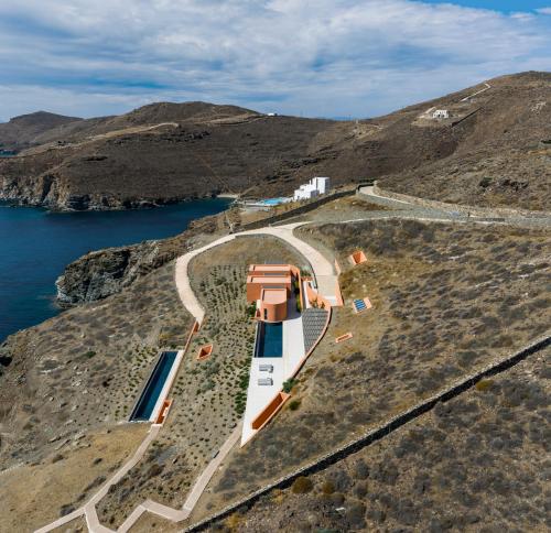 una vista aerea di una strada su una collina di Olen Syros a Megas Gialos - Nites