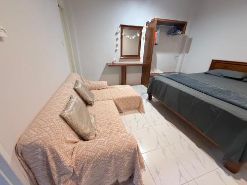 een slaapkamer met een bed en een spiegel bij Diamond House in Srithanu in Srithanu