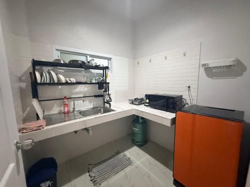 een kleine keuken met een spoelbak en een aanrecht bij Diamond House in Srithanu in Srithanu