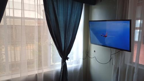 Μια τηλεόραση ή/και κέντρο ψυχαγωγίας στο Alojamiento Monitor Huáscar