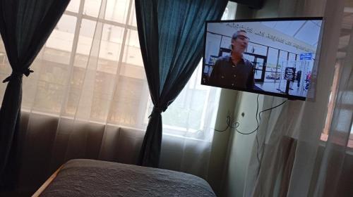 Μια τηλεόραση ή/και κέντρο ψυχαγωγίας στο Alojamiento Monitor Huáscar