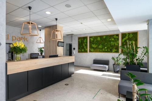 eine Lobby mit einer Zahnarztpraxis und Pflanzen in der Unterkunft B&B Hotel Ljubljana Park in Ljubljana