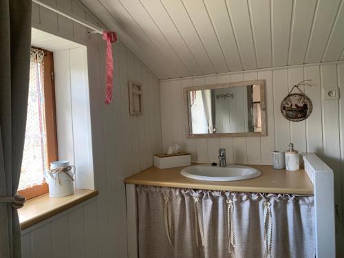 A bathroom at Mas d'Ambayrac chambres d' hôtes et gites
