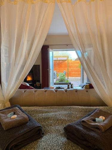 Posezení v ubytování Rural Countryside Wellness Retreat Alpacas, Woods and Chickens with a Fire in Dorset