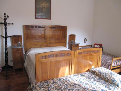 ガルニャーノにあるCasa Vacanze Gargnanoのベッドルーム1室(大型木製ベッド1台付)