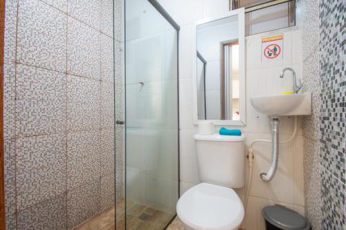 une salle de bains avec douche, toilettes et lavabo dans l'établissement Pousada Vila Merced, à Búzios