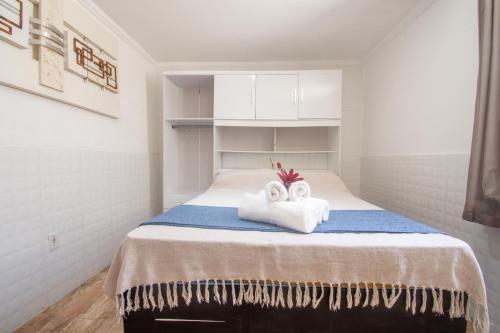 - une petite chambre avec 2 serviettes sur un lit dans l'établissement Pousada Vila Merced, à Búzios