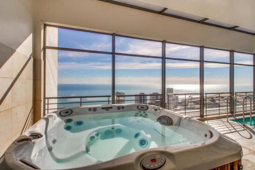bañera de hidromasaje en el balcón con vistas al océano en Edificio Zafiro Reñaca, en Viña del Mar