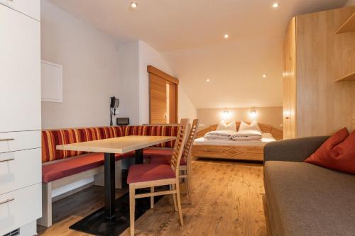 拉迪斯EDELWEISS Ladis的一间带床、桌椅的酒店房间