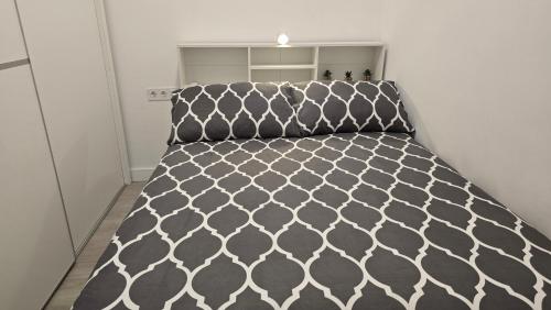 卡耐特蒂贝兰格Loft Canet的房间里有一张床的小卧室