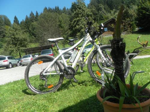 Vélo sur le terrain de l'établissement Lug ins Land ou dans les environs