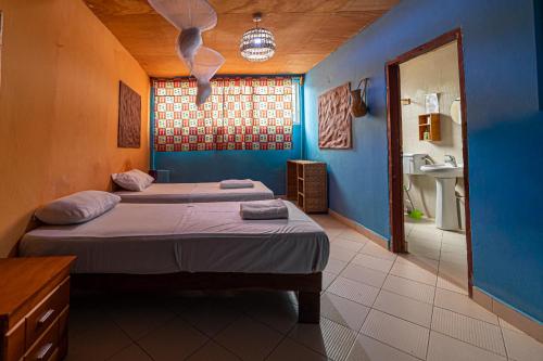 Postel nebo postele na pokoji v ubytování Mango Lodge Gambia