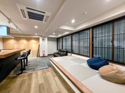 ein Büro mit einem großen Zimmer mit einem Schreibtisch in der Unterkunft Rou in Nozawa Onsen