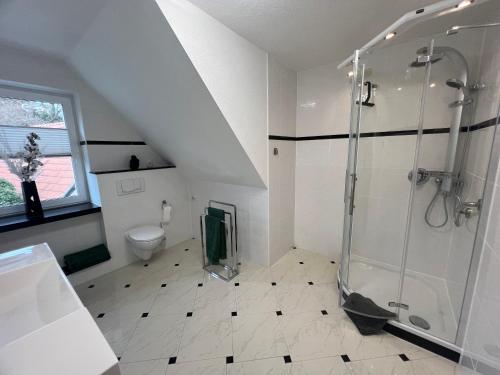 Ferienhaus Zum Gässchen في فايسنفلس: حمام أبيض مع دش ومرحاض