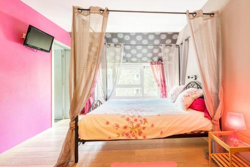una camera rosa con letto a baldacchino di Belgian Ardennes Your luxurious holiday home a Xhignesse