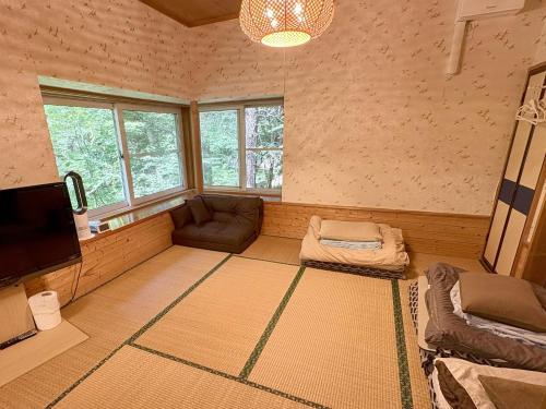 Μια τηλεόραση ή/και κέντρο ψυχαγωγίας στο Mountain chalet getaway at Fuji-Sanroku 富士山麓のシャレー風山荘