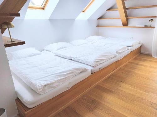 波普拉德Apartment Poprad - Tatra Elegant, Near High Tatras, Free Parking, Modern Stay的配有楼梯的白色床