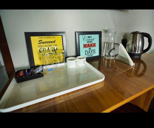 einen Holztisch mit einem Laptop darüber in der Unterkunft Wander pine homestay in Darjeeling