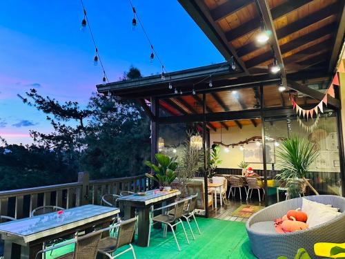 un patio con mesas y sillas en una terraza en Yue Ya Villa, en Puli